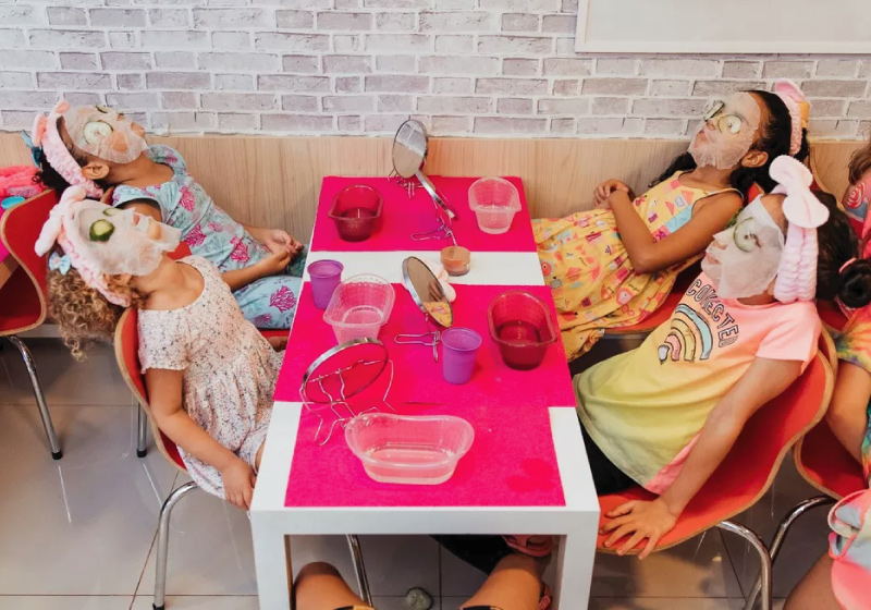 A menina pediu um spa day de presente e aproveitou muito com as amigas - Foto: Poliana Félix/ Reprodução