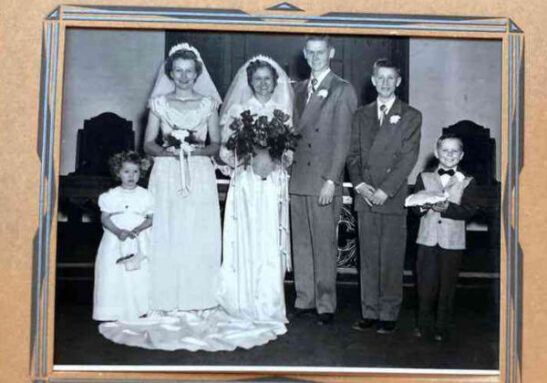 Nancy ao centro com o vestido no casamento em 1952 Foto: reprodução Instagram