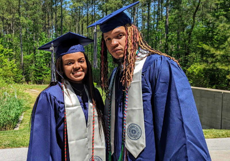 SaNayah Hill (à esquerda) e seu pai, Marvin Fletcher (à direita), ambos se formaram na Tidewater Community College em Norfolk, Virgínia Foto: Laura J. Sanford/Faculdade Comunitária de Tidewater
