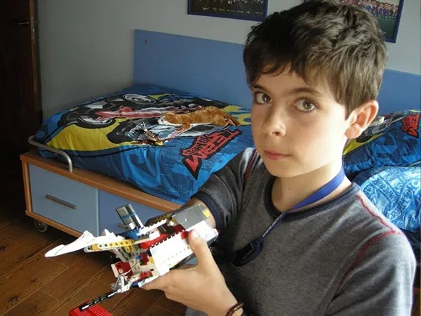 David aos 9 anos com a primeira prótese de Lego - Foto: arquivo pessoal