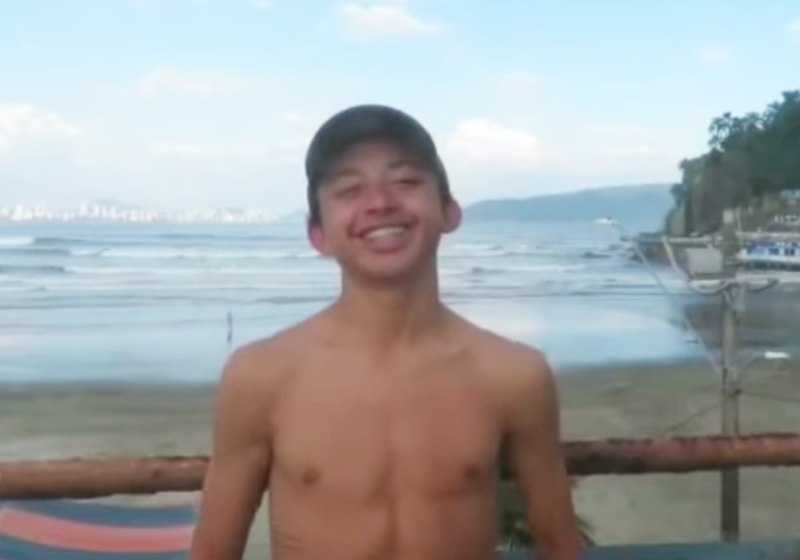 O surfista Victor Santos disse que nunca vai esquecer a frase que ouviu: "você salvou a minha vida" - Foto: reprodução / A Tribuna