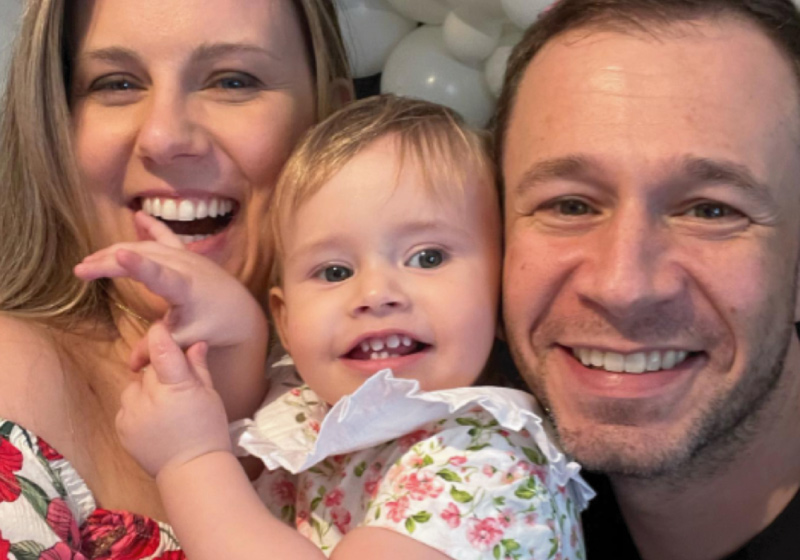 Tiago Leifert e Daiana Garbin comemoram os bons resultados do tratamento da filha Lua - Foto: reprodução Instagram @tiagoleifert