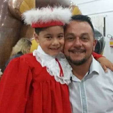 Pai adota filho da ex que morreu de câncer e reação do menino emociona as  redes sociais; VÍDEO - Recivil