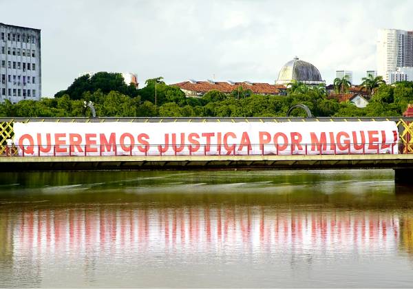 Faixa foi estendida em ponte no Recife para lembrar os dois anos da morte de Miguel - Foto: Victória Álvares/Change.org