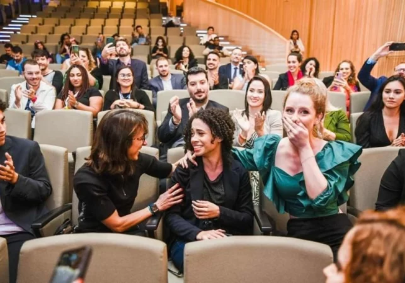 As alunas desenvolveram o absorvente sustentável e levaram o primeiro lugar em um prêmio internacional em Estocolmo - Foto: reprodução