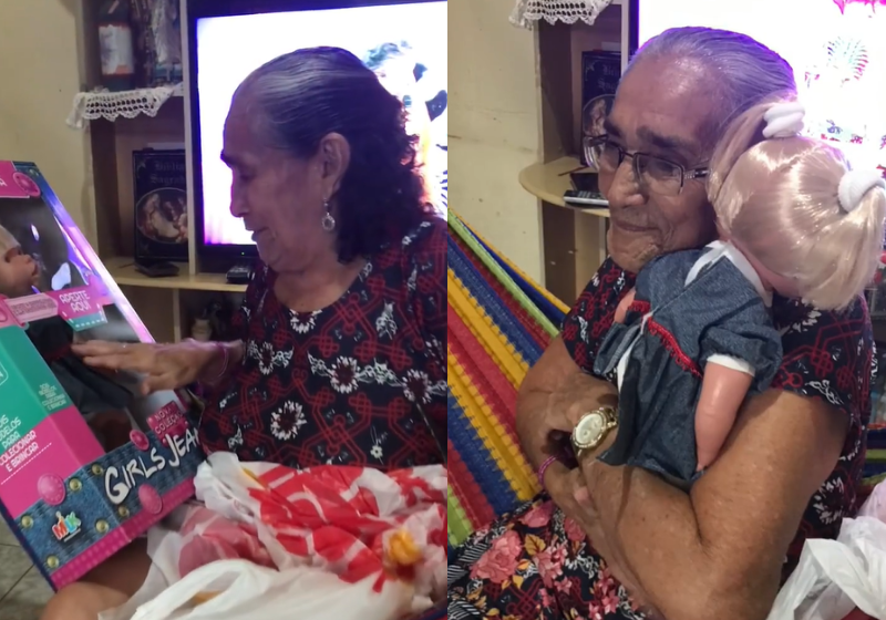 Avó dá uma boneca de presente para a avó e ela fica muito emocionada - Foto: reprodução