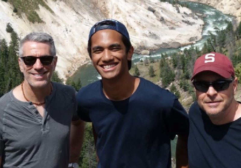 Kevin (centro), o bebê abandonado no Metro de NY hoje está com 22 anos e é o orgulho dos seus dois pais - Foto: Pete Mercurio