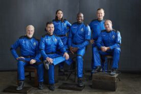 O brasileiro Victor e outros turistas espaciais que viajaram com ele - Foto: Felix Kunze / Blue Origin 