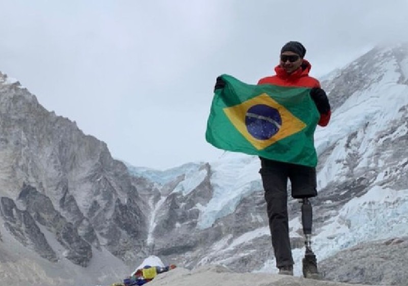 João teve perna amputada após câncer e chegou à base do Everest — Foto: Reprodução/Arquivo pessoal