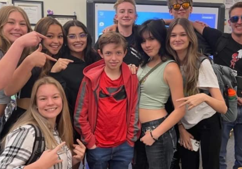 O garoto recebeu o carinho de alunos mais velhos após ser rejeitado por colegas - Foto: arquivo pessoal