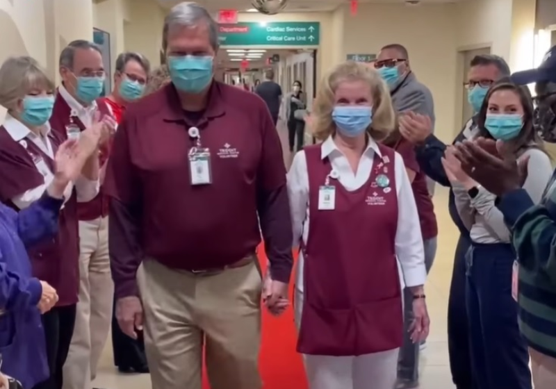 Os viúvos se conheceram no hospital onde eram voluntários e se apaixonaram - Foto: reprodução