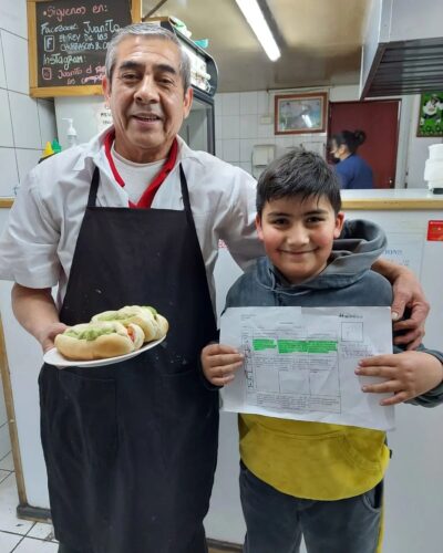 O Chef dá um sanduiche para quem apresentar boas notas. Foto: reprodução Facebook