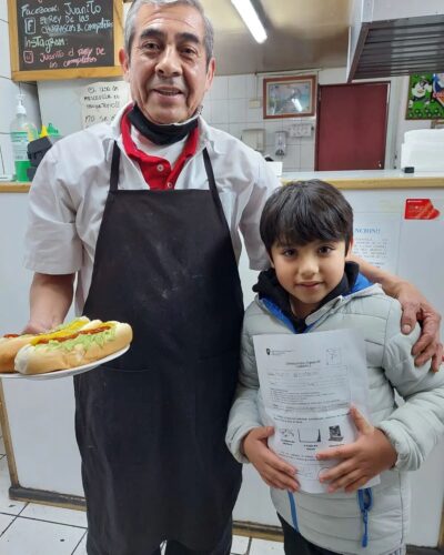 O Chef dá um sanduiche para quem apresentar boas notas. Foto: reprodução Facebook