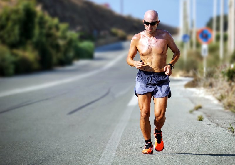 A dopamina é produzida naturalmente pelo cérebro quando a pessoa faz exercícios físicos - Foto: Pixabay