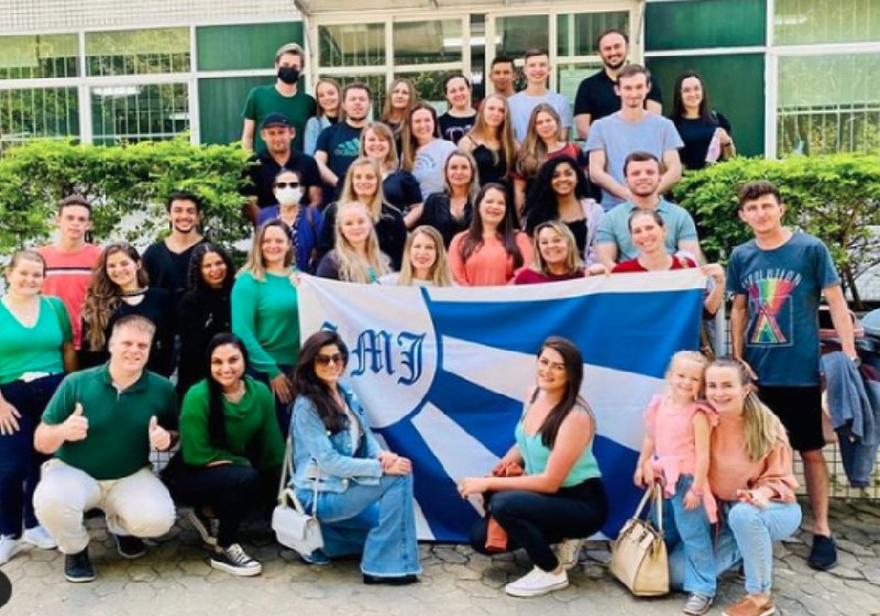 O empresário Ismael Litig (de branco) e os 60 amigos que foram doar sangue na festa de aniversário dele - Foto: reprodução / Instagram