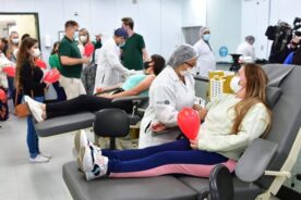 Amigos do empresário doando sangue - Foto: reprodução / A Gazeta