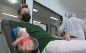O empresário Ismael Litig doando sangue - Foto: reprodução / A Gazeta