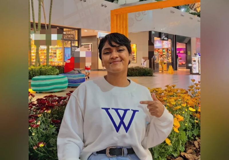 Aisha Ellen Lemos Paz, de 19 anos, com a camisa da Wellesley College, universidade dos Estados Unidos escolhida por ela. — Foto: Arquivo pessoal