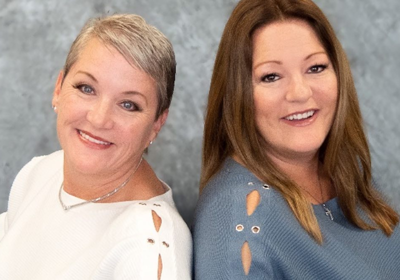 As duas irmãs foram separadas ainda bebês e não sabiam da existência uma da outra - Foto: reprodução