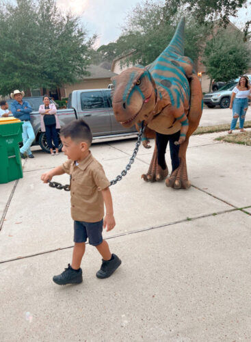 Casen fez questão de passear com o T-Rex- Foto: reprodução