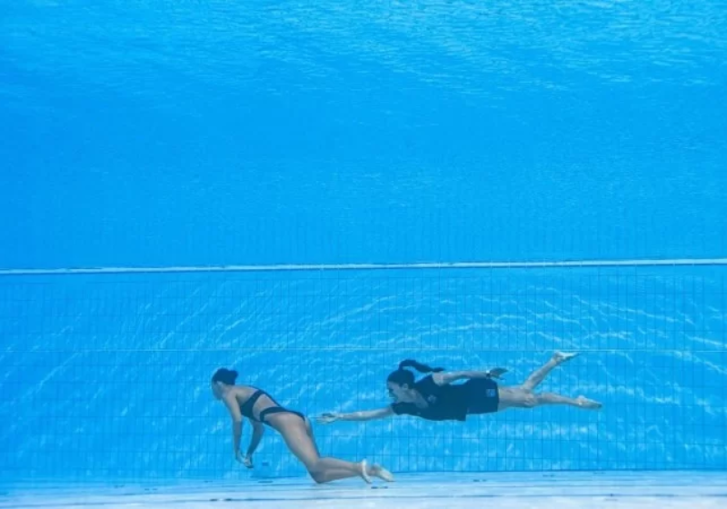 A treinadora pulou na piscina e retirou a atleta, que teve um desmaio após apresentação em mundial - Foto: reprodução