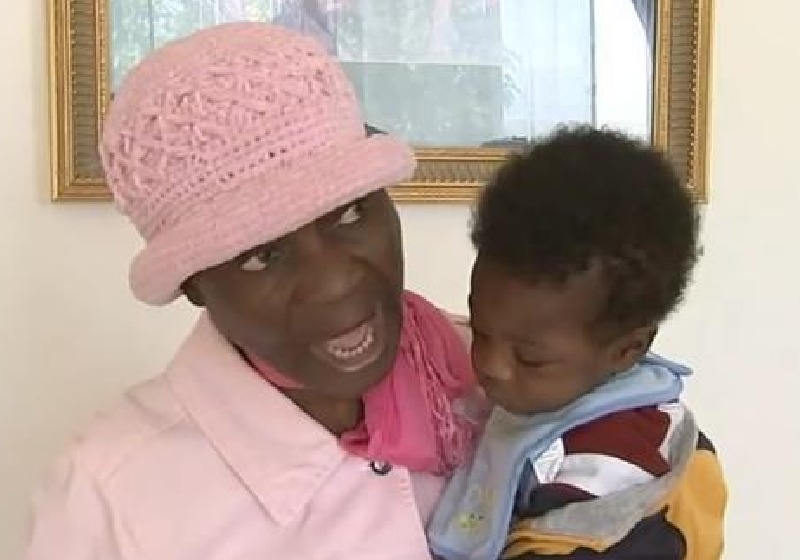 Ela ganhou a poltrona usada, achou dinheiro dentro, devolveu e recebeu recompensa - Foto: reprodução / ABCNews