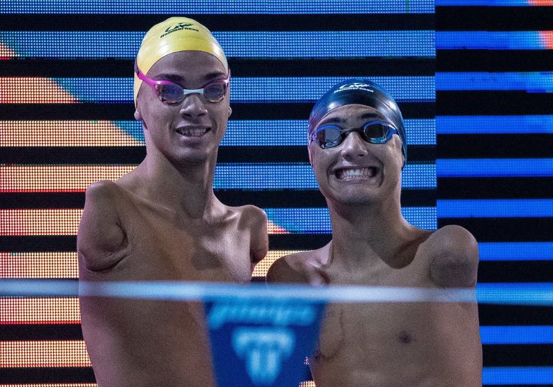 A natação entrou na vida deles como parte da reabilitação. Foto: @