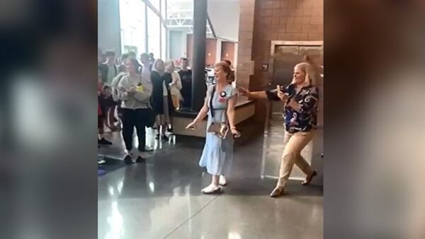 O alunos formaram um corredor para aplaudir a professora - Foto: reprodução TikTok