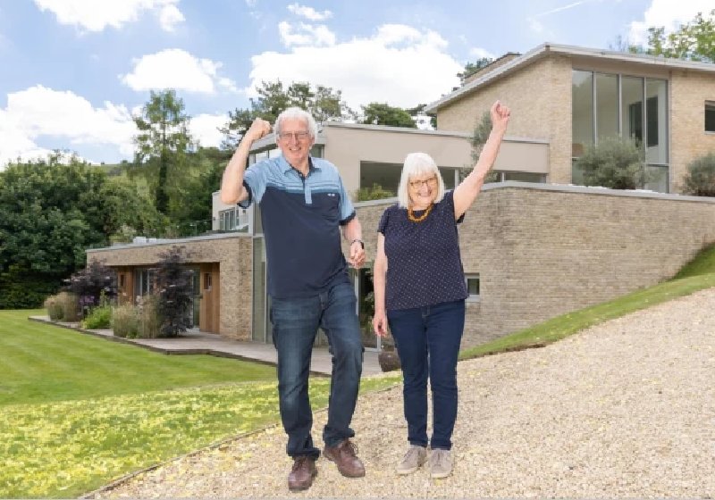 A mansão da professora tem tem quase mil metros quadrados, 6 dormitórios, piscina, lagoa e cachoeira - Foto: OMAZE