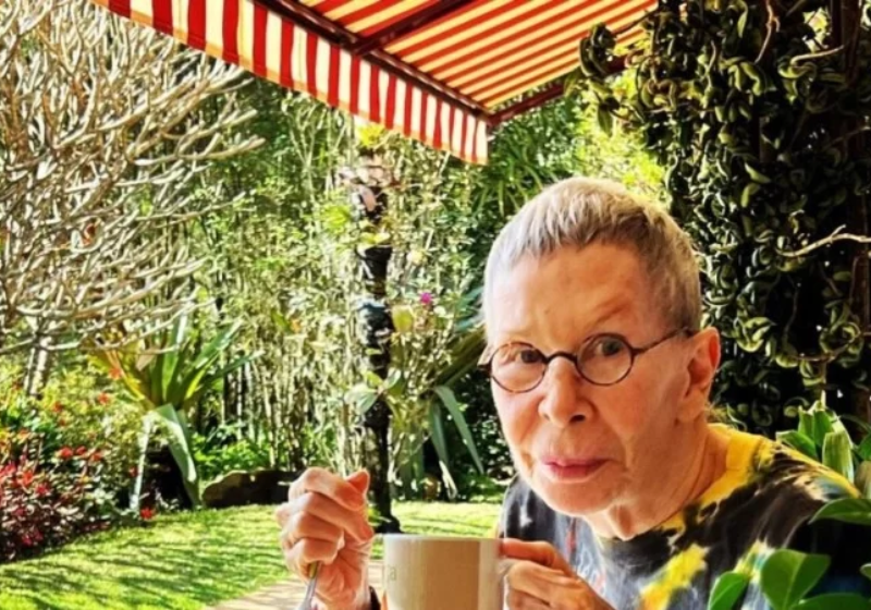 A cantora Rita Lee aparece em casa após anunciar cura do câncer - Foto: reprodução Instagram