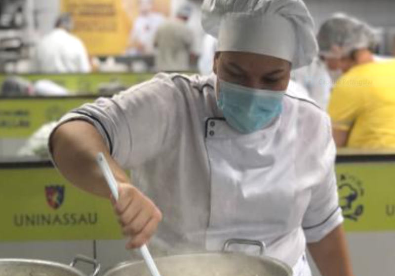 As quentinhas estão sendo entregues em abrigos da Prefeitura Foto: Uninassau