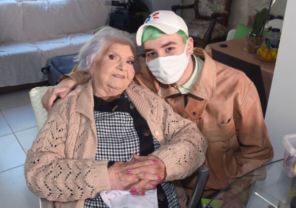 Victor fez uma maquiagem especial para os 100 anos da avó - Foto: arquivo pessoal