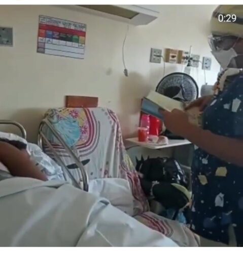 A enfermeira Carolina Miranda começou com cantinho da leitura em hospital público - Foto: divulgação