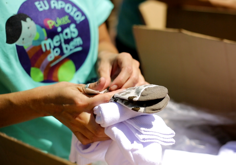 O projeto Meias do Bem transforma meias velhas em cobertores para pessoas em situação de rua em todo o Brasil - Foto: divulgação