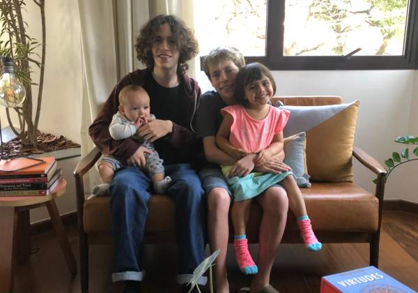 A educadora tem dois enteados e dois filhos - Foto: Arquivo pessoal