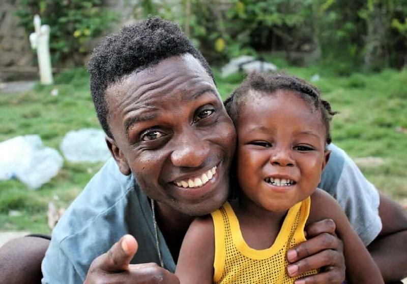 Jimmy encontrou o bebê no lixo. Hoje Emilio está com cinco anos - Foto: SWNS