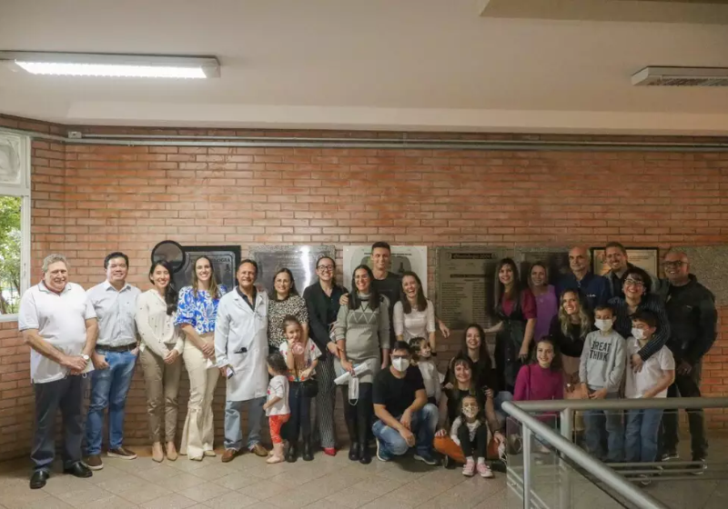 Turma de Odontologia da UFMS conseguiu inaugurar placa 18 anos após a formatura. - Foto: Paulo Francis