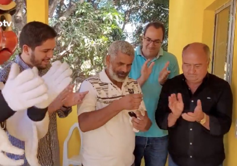 Seu Jorge Nonato recebendo a chave da casa que ganhou do Atlético Mineiro - Foto: TV Galo / reprodução