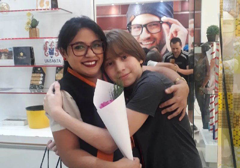 Maithê tem um irmão autista e ajudou o Luiz Miguel a se acalmar durante uma crise na loja onde trabalha - Foto: arquivo pessoal