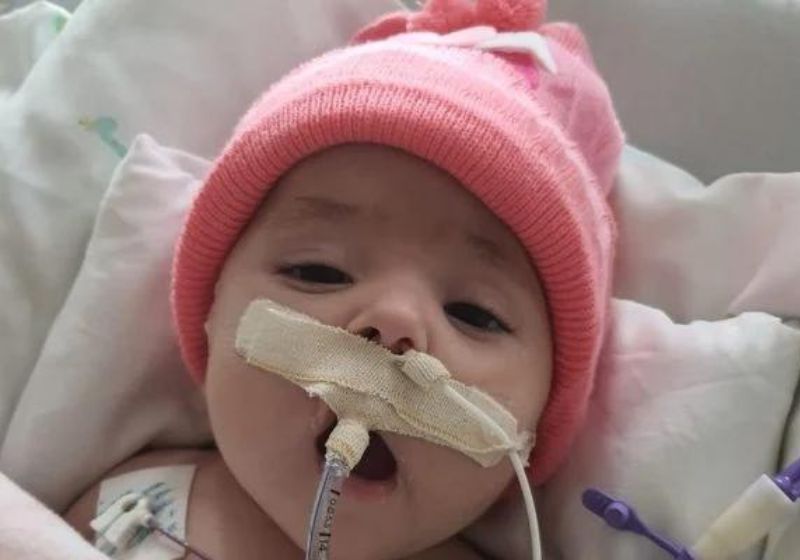 Enquanto aguardava por um doador, a bebezinha era medicada com remédios que mantinham o funcionamento do órgão. Foto: Arquivo Pessoal