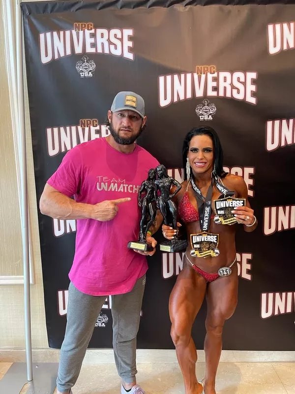 A fisiculturista e seu treinador norte-americano, Clay Parker - Foto: Arquivo pessoal