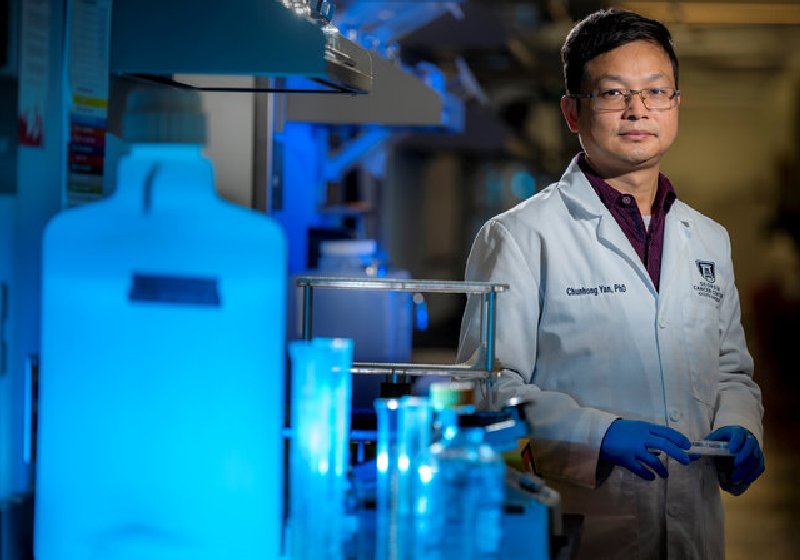 O Dr. Chunhong Yan, está usando um processo chamado ferroptose para matar células de câncer de próstata resistentes - Foto: SWNS