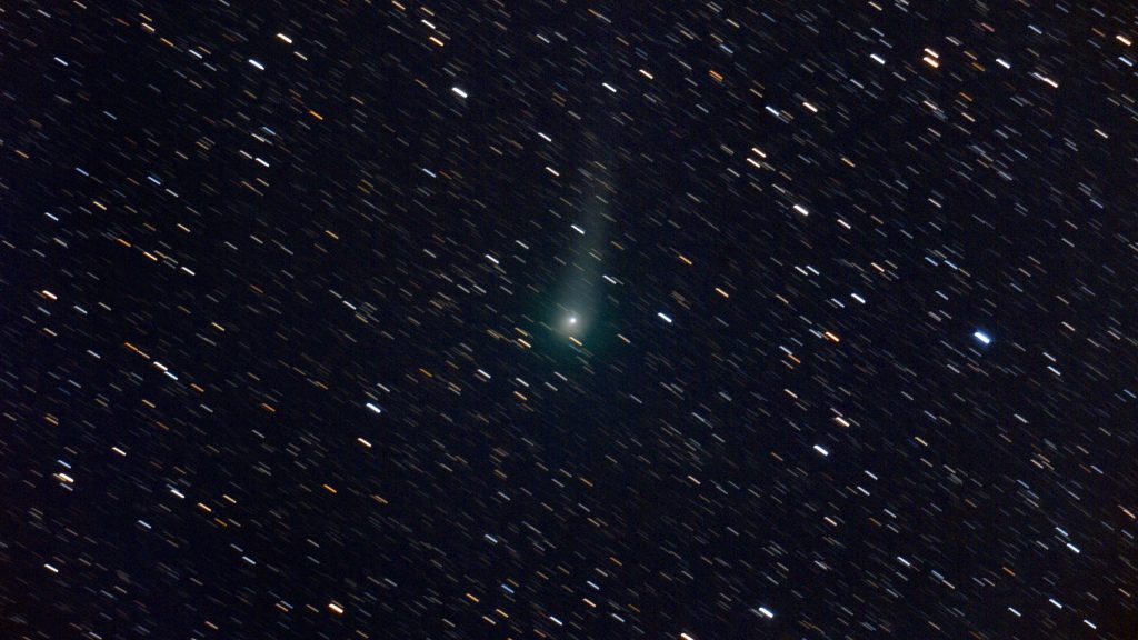 A foto do cometa k2 - PANSTARRS -passando pela terra. Foto: John Chumack / Galactic / Reprodução
