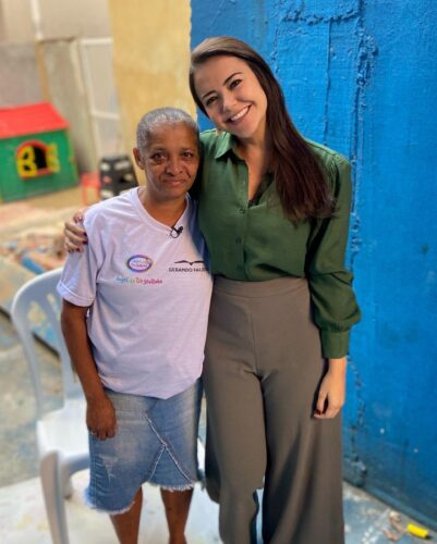 Dona Janete e a repórter Lívia Torres, que também se emocionou ao vivo - Foto: reprodução Instagram