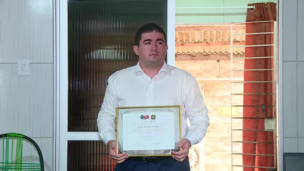 Walter exibe com orgulho o diploma da OAB - Foto: reprodução 