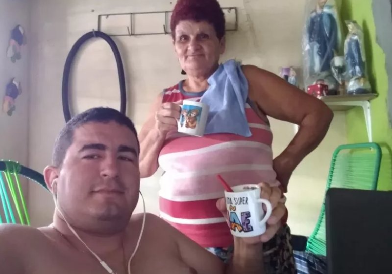 Walter e a mãe, dona Severina, que é analfabeta, mas sempre ensinou que o filho precisava estudar - Foto: arquivo pessoal