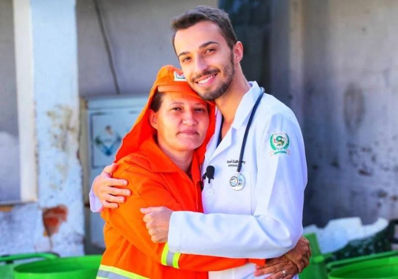 Filho de mãe solo e primeiro da família a concluir o ensino superior, Kawê convidou a mãe para participar da sessão de fotos. Foto: Arquivo Pessoal