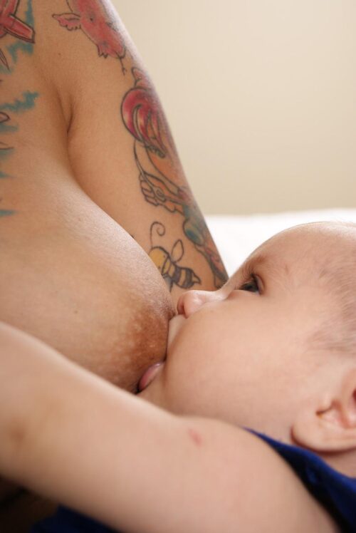 Os efeitos positivos do azeite chegam ao bebe pelo leite materno - Foto: Capsula Nudes / Pixabay