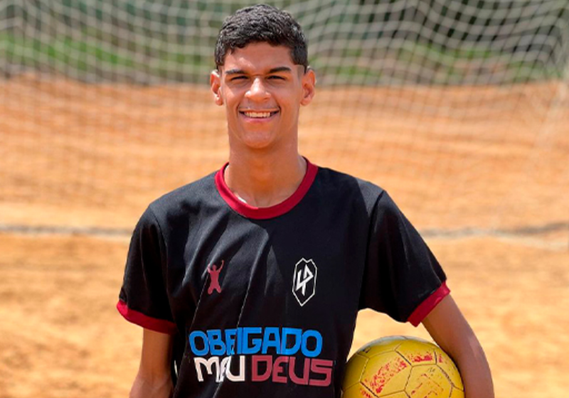 A fama surgiu quando Iran iniciou a produção de vídeos em um campo de terra mostrando habilidade no futebol. Foto: divulgação