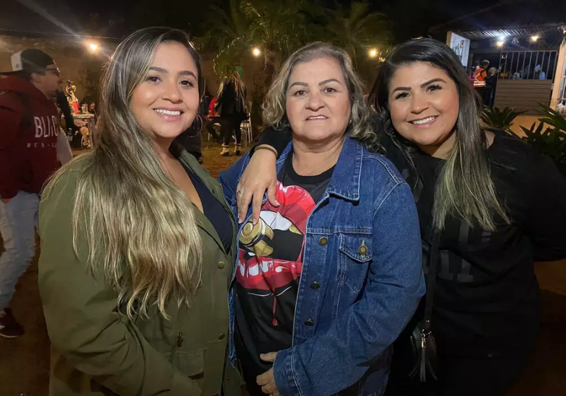 Mãe comemora a cura da leucemia em um show de rock com as filhas - Foto: arquivo pessoal